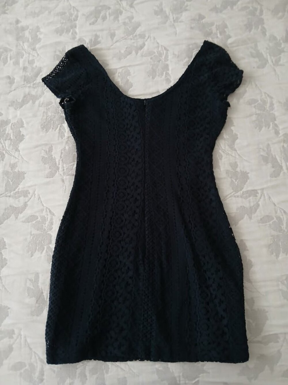 HOLLISTER Lace Mini Dress - size 0 - perfect for PETITE
